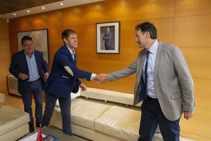 El presidente de CEOE-Cepyme, Enrique Conde, y el consejero de Obras Públicas, Ordenación del Territorio y  Urbanismo, José Luis Gochicoa