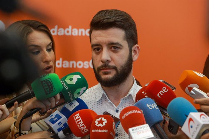El secretario de Organización de Ciudadanos Madrid, César Zafra, atiende a los medios de comunicación para valorar la actualidad política en la sede nacional de Cs.