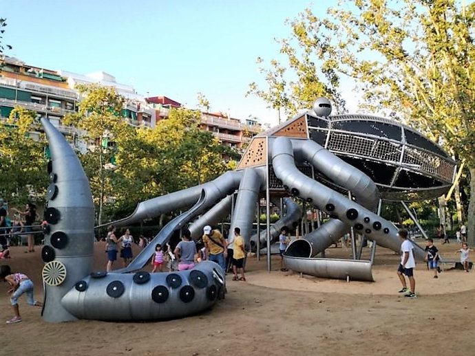 El Parc de la Pegs barceloní estrena una zona de jocs codiseñada pels nens