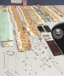 Dinero y joyas requisadas por la Policía Municipal y Nacional en el aeropuerto de Barajas a tras personas que intentaban huir de España