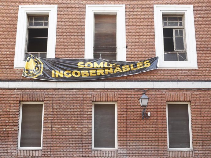 Imagen del edificio (con una pancarta reivindicativa) ubicado en la calle Gobernación con paseo del Prado okupado por La Ingobernable en Madrid. Vacío desde el año 2012, el edificio acogió dependencias de la Universidad Nacional de Educación a Distancia