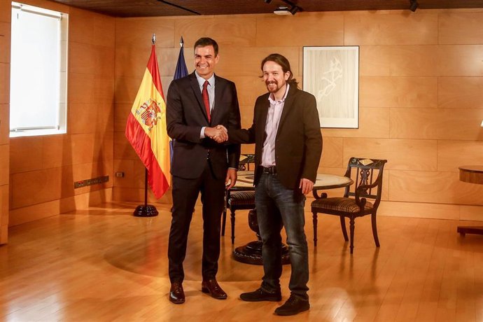 El presidente del Gobierno en funciones, Pedro Sánchez (1i), se reúne con el secretario general de Unidas Podemos, Pablo Iglesias (2i), ante la sesión de investidura del pasado 22 de julio.