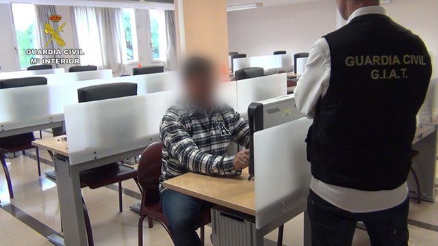 El investigado, durante el examen de c onducir.