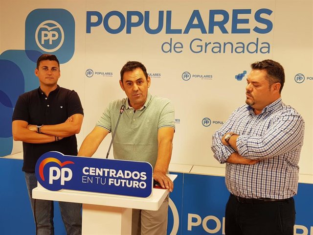 Rueda de prensa del PP para pedir la dimisión del alcalde de Cúllar Vega, Jorge Sánchez