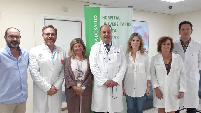 Representantes políticos y sanitarios en el Hospital Puerta del Mar de Cádiz