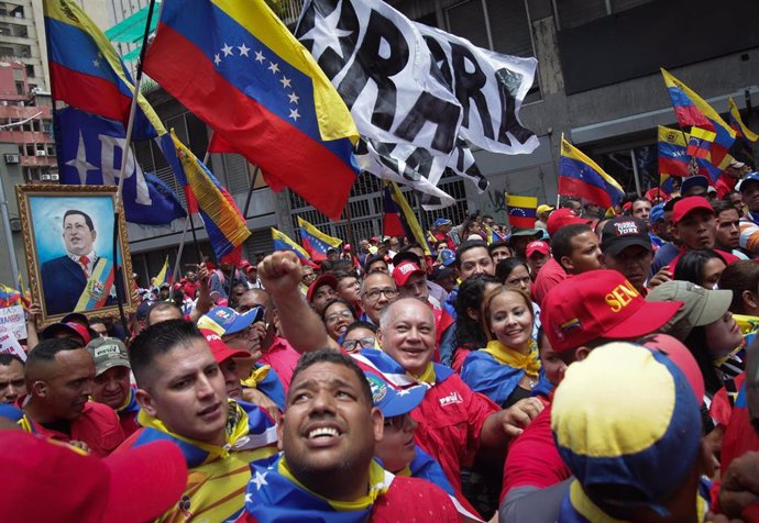Diosdado Cabello junto a una multitud chavista