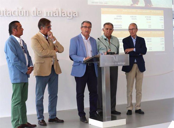 Francisco Salado, presidente de Turismo Costa del Sol y la Diputación de Málaga, en el centro, junto a miembros del Foro de Turismo de la Costa del Sol