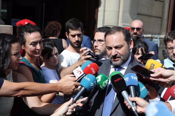 Ábalos ratlla de "frivolitat inadmissible" que Salvini ironitzi amb portar als el meu
