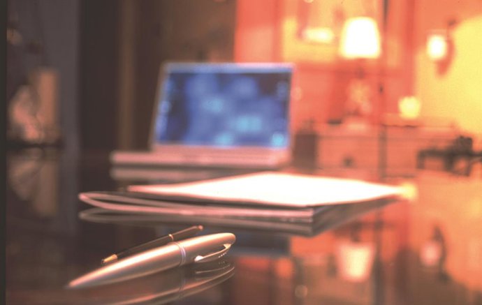 Ordenador en una mesa de hotel