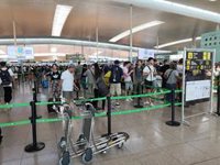 Colas de 20 minutos en la T1 del Aeropuerto de Barcelona para pasar los filtros de seguridad