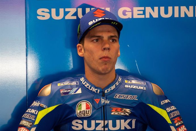 Joan Mir en el box del equipo Suzuki en Mugello