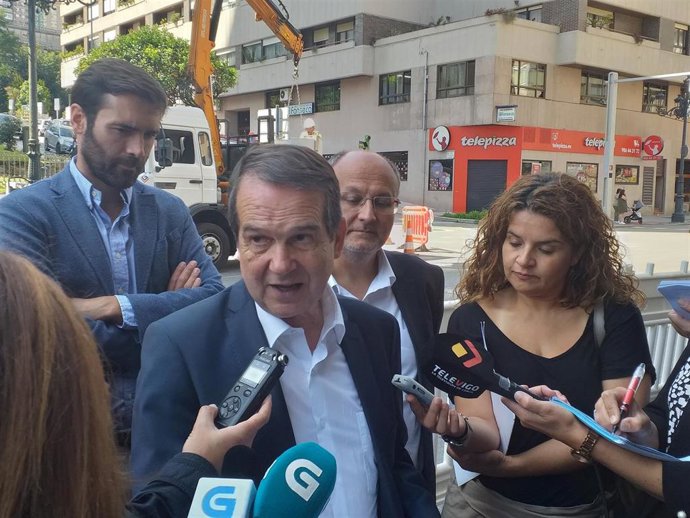 El alcalde de Vigo, Abel Caballero, en declaraciones a los medios en la calle García Barbón, junto a los concejales Gorka Gómez y Abel Losada.