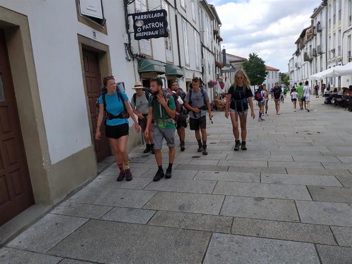 Peregrinos a escasos metros de la Catedral de Santiago de Compostela.