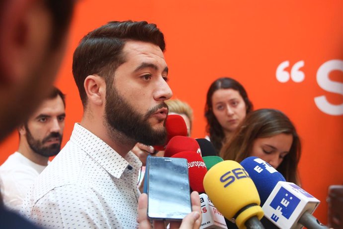 El 'número dos' de Ciudadanos en la Comunidad de Madrid, César Zafra, atiende a los medios de comunicación para analizar la actualidad política en la Sede nacional de Cs ubicada en la Calle Alcalá de Madrid.