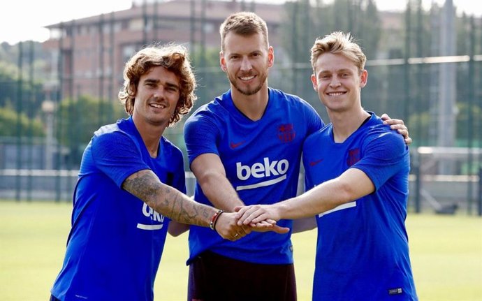 Los nuevos jugadores del FC Barcelona Antoine Griezmann, Neto y Frenkie De Jong