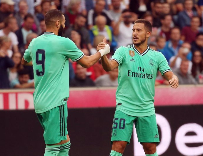 Hazard, felicitado por Benzema tras su gol ante el Salzburgo