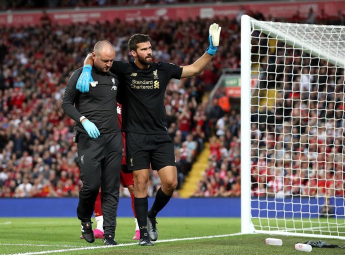 Alisson deja el césped de Anfield tras su lesión ante el Norwich