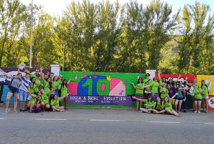 Mural de 125 metros realizado en el X Campo de Voluntariado Juvenil de ATADI en Alcorisa (Teruel