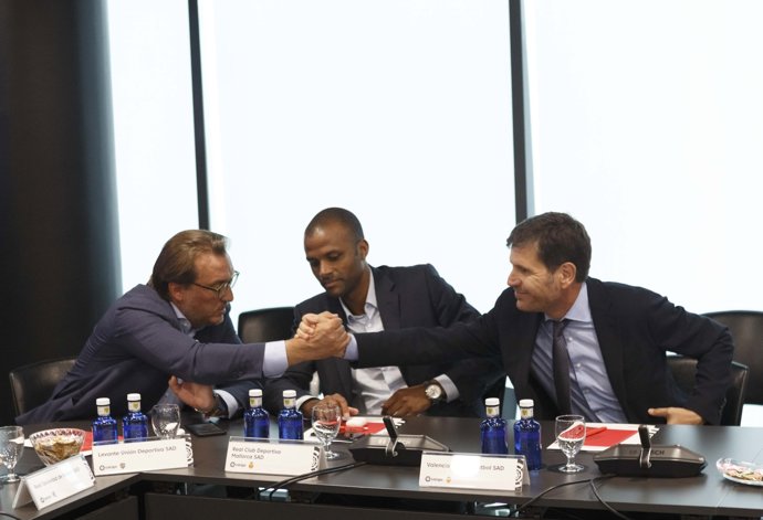 Mateu Alemany (dcha), director general del Valencia, saluda a Quico Catalán (izda), presidente del Levante durante la Asamblea Extraordinaria de LaLiga