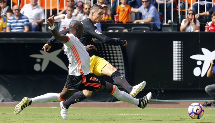 Mangala intenta cortar un disparo de Fernnando Torres en un Valencia-Atlético de la temporada 2016-2017