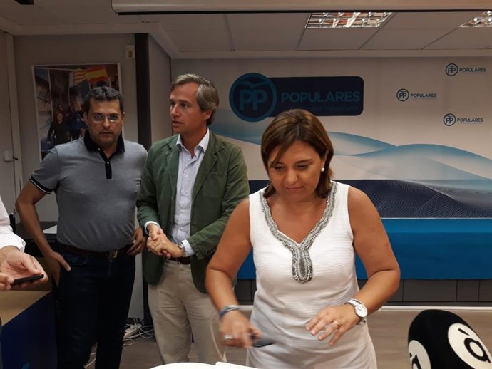 La presidenta del Partido Popular de la Comunitat, Isabel Bonig, junto al vicesecretario de Política Territorial del PP, Antonio González