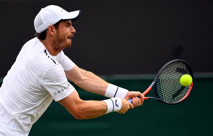 Andy Murrauy golpea una pelota durante Wimbledon 2019