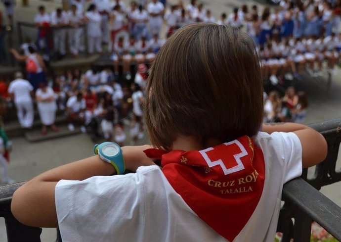 Una niña con un pañuelo de Cruz Roja en fiestas de Tafalla