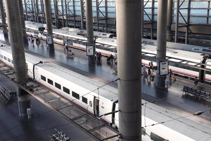 Vista de trenes en la estación de tren Puerta de Atocha de Madrid durante la primera de las cuatro jornadas de paros parciales de Renfe a los que el sindicato CGT ha convocado a los trabajadores de la compañía, que coincide con uno de los principales dí