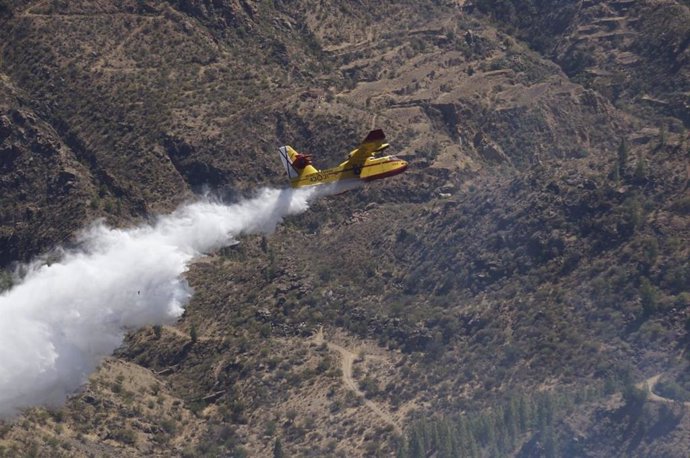 Apagafuego del Ejército del Aire en el incendio de Artenara