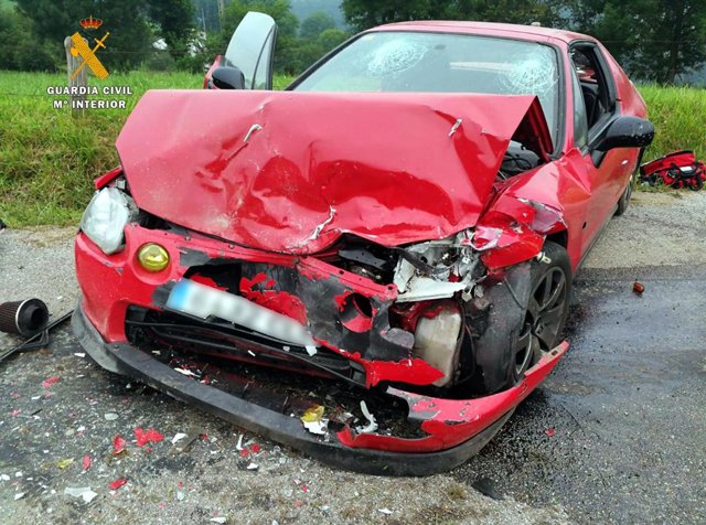 Estado de uno de los coches accidentados en Selaya