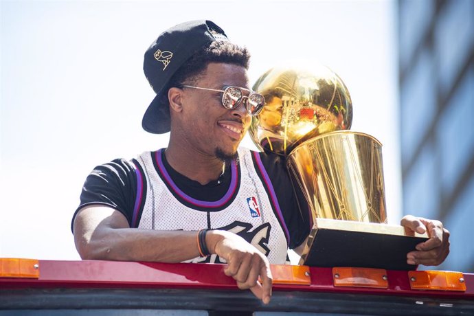 17 June 2019, Canada, Toronto: Toronto Raptors' Kyle Lowry hold the Larry O'Brien NBA Championship Trophy as the team celebrates on open-top buses during the victory parade after winning the 2018-19 NBA season. Photo: Eduardo Lima/ZUMA Wire/dpa