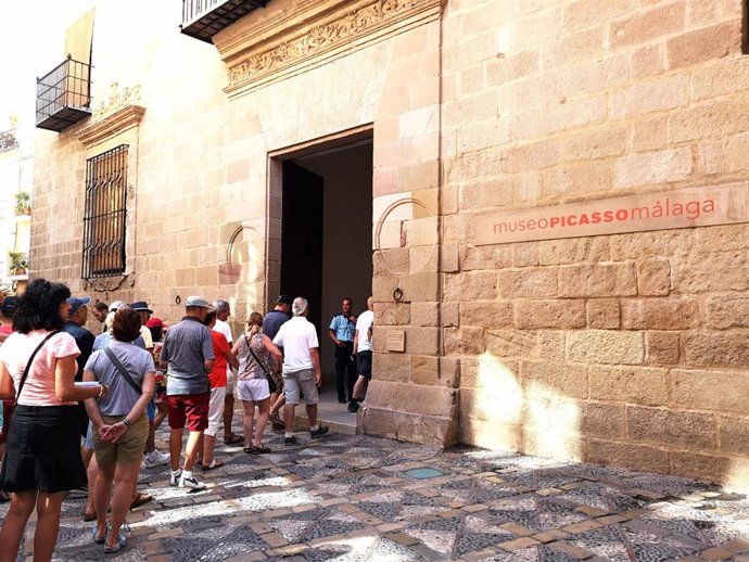 Visitantes esperan para acceder al Museo Picasso Málaga (MPM)