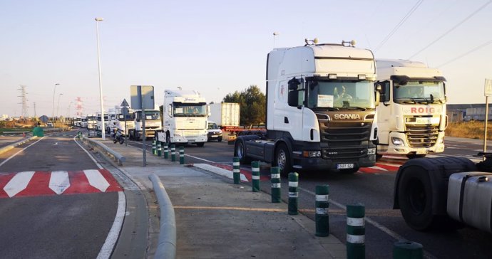 Transportistas de contenedores desconvocan los paros ante los compromisos para mejorar el acceso al parque de Riba-roja