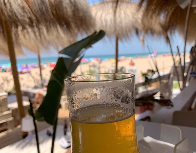 Cerveza en un chiringuito de playa.