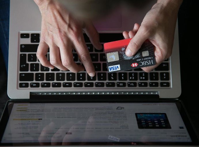 Los jóvenes son los que más dinero destinan a compras online, hasta un 16,7% de su presupuesto, según estudio