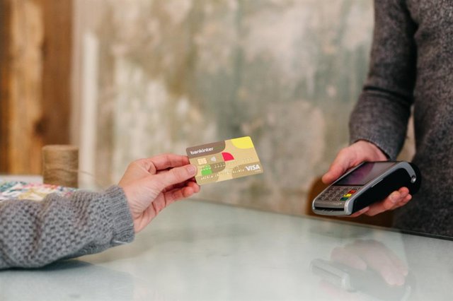 Nueve de cada 10 asturianos prefiere el pago con tarjeta y apuesta por el comercio electrónico