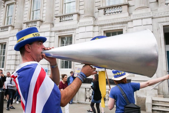 06 August 2019, England, London: Pro-EU campaigner Steven Bray with a megaphone while wearing a 'Stop Brexit' hat protesting outside Cabinet Office in Whitehall. Photo: Dinendra Haria/SOPA Images via ZUMA Wire/dpa
