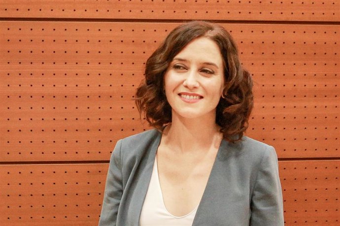 La candidata del PP a la Presidencia de la Comunidad, Isabel Díaz Ayuso, en la Asamblea de Madrid, antes de la primera sesión del segundo pleno de su investidura.