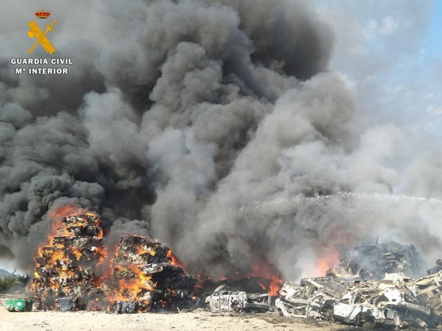 Humo generado por el incendio declarado en julio en una chatarrería de Valladolid.