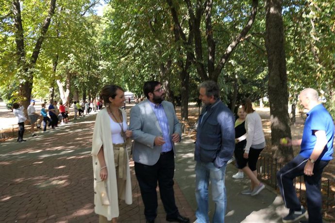 El alcalde de Ávila, Jesús Manuel Sánchez Cabrera, visita a los participantes en programa de animación de verano