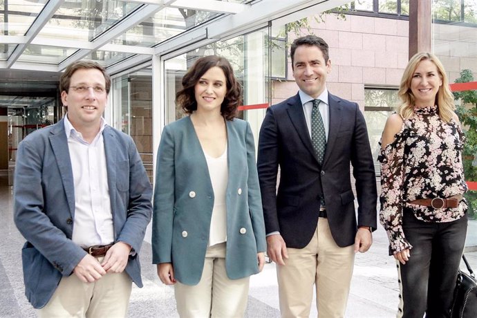 (I-D) El alcalde Madrid, José Luís Martínez-Almeida; la candidata del PP a la Presidencia de la Comunidad de Madrid; el secretario general del Partido Popular, Teodoro García Egea; y la presidenta del PPN, en la Asamblea de Madrid antes de la primera se