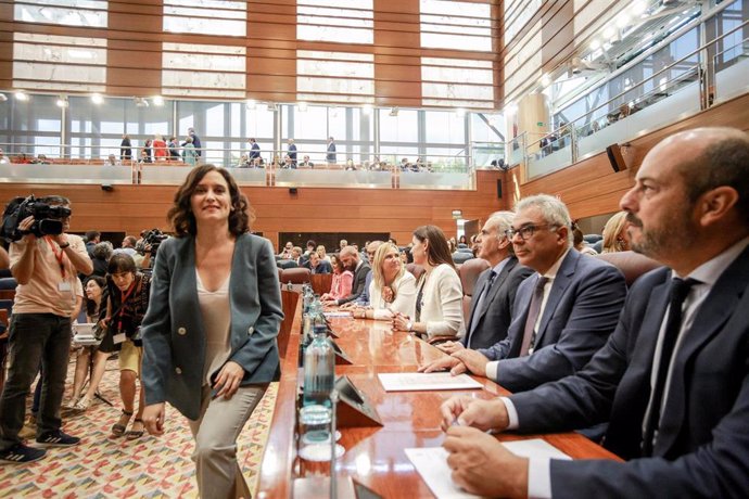 La candidata del PP a la Presidencia de la Comunidad, Isabel Díaz Ayuso, en la Asamblea de Madrid, antes de la primera sesión del segundo pleno de su investidura.