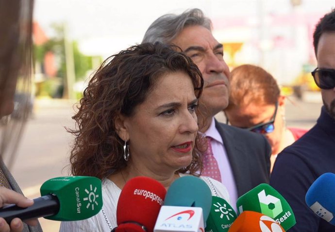 La ministra de Hacienda en funciones, María Jesús Montero, atendiendo a la prensa después de  visitar  la  Zona Franca del puerto de Sevilla.