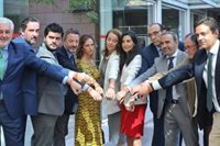 Los diputados de Vox se suman a la campaña de la pulsera de España tras la agresión de un joven afiliado en Madrid