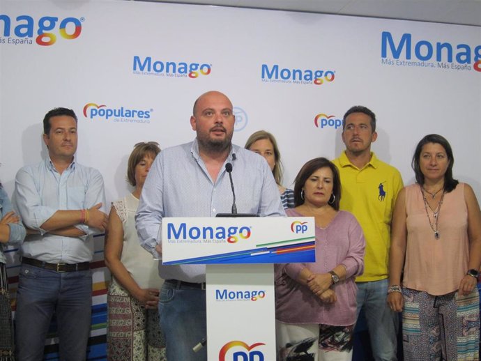 El coordinador de Electoral del PP de Extremadura y alcalde de Valencia del Mombuey, Manuel Naharro, ofrece una rueda de prensa, en la sede regional del PP.