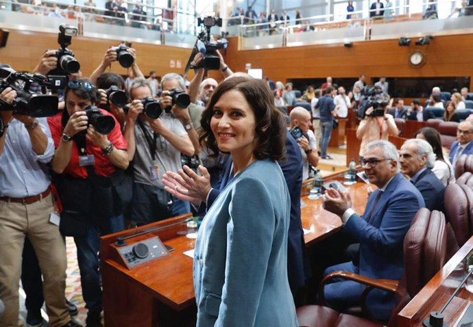 La candidata del PP a presidir la Comunidad de Madrid, Isabel Díaz Ayuso, momentos antes de intervenir en la primera sesión del Pleno de investidura de la Asamblea de Madrid.