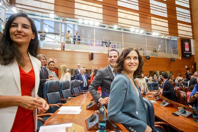 Los portavoces de Vox, Rocío Monasterio (i) y Ciudadanos, Ignacio Aguado, en la Asamblea de Madrid junto a  la candidata del PP a la Presidencia de la Comunidad, Isabel Díaz Ayuso (d), antes de la primera sesión del segundo pleno de la investidura de es