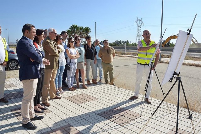 El viceconsejero de Fomento, Infraestructuras y Ordenación del Territorio, Jaime Raynaud, en el acceso a Torre de la Reina