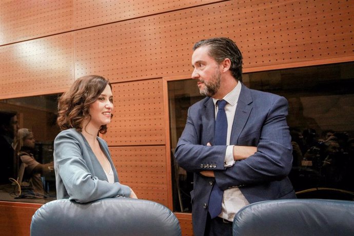 La candidata del PP a la Presidencia de la Comunidad de Madrid, Isabel Díaz Ayuso, y el diputado de Vox en la Asamblea, Jose Luis Ruiz Bartolome, antes del inicio de la primera sesión del segundo pleno de investidura de Ayuso.