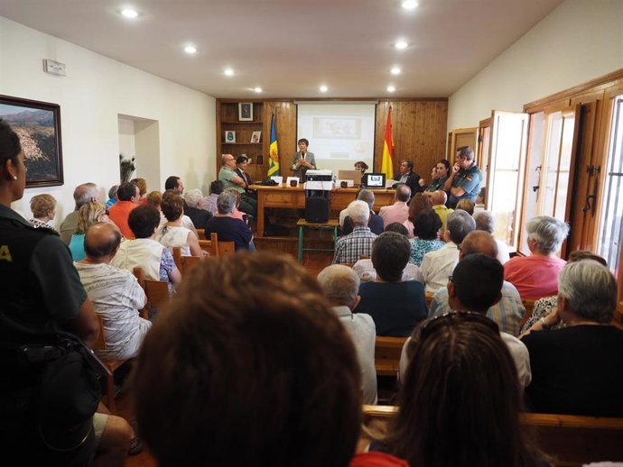 La delegada de Gobierno, Mercedes Martín, en una charla con mayores sobre prevención de la delincuencia. Foto: Delegación Gobierno.